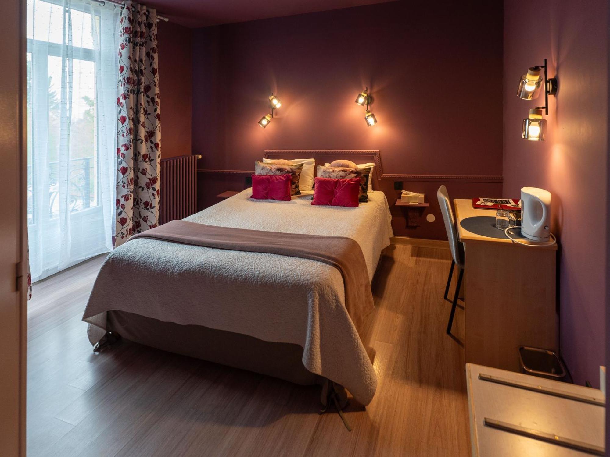 Hotel Des Dauphins Bourgoin-Jallieu Kültér fotó
